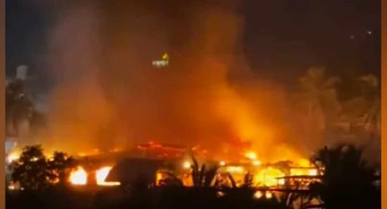 ඉන්දියාවේ ගෝවාහි රාත්‍රී සමාජ ශාලාවක ගින්නක්